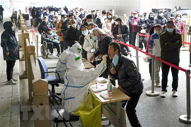 Trung Quốc tăng tốc tiêm vaccine ngừa COVID-19 cho người cao tuổi